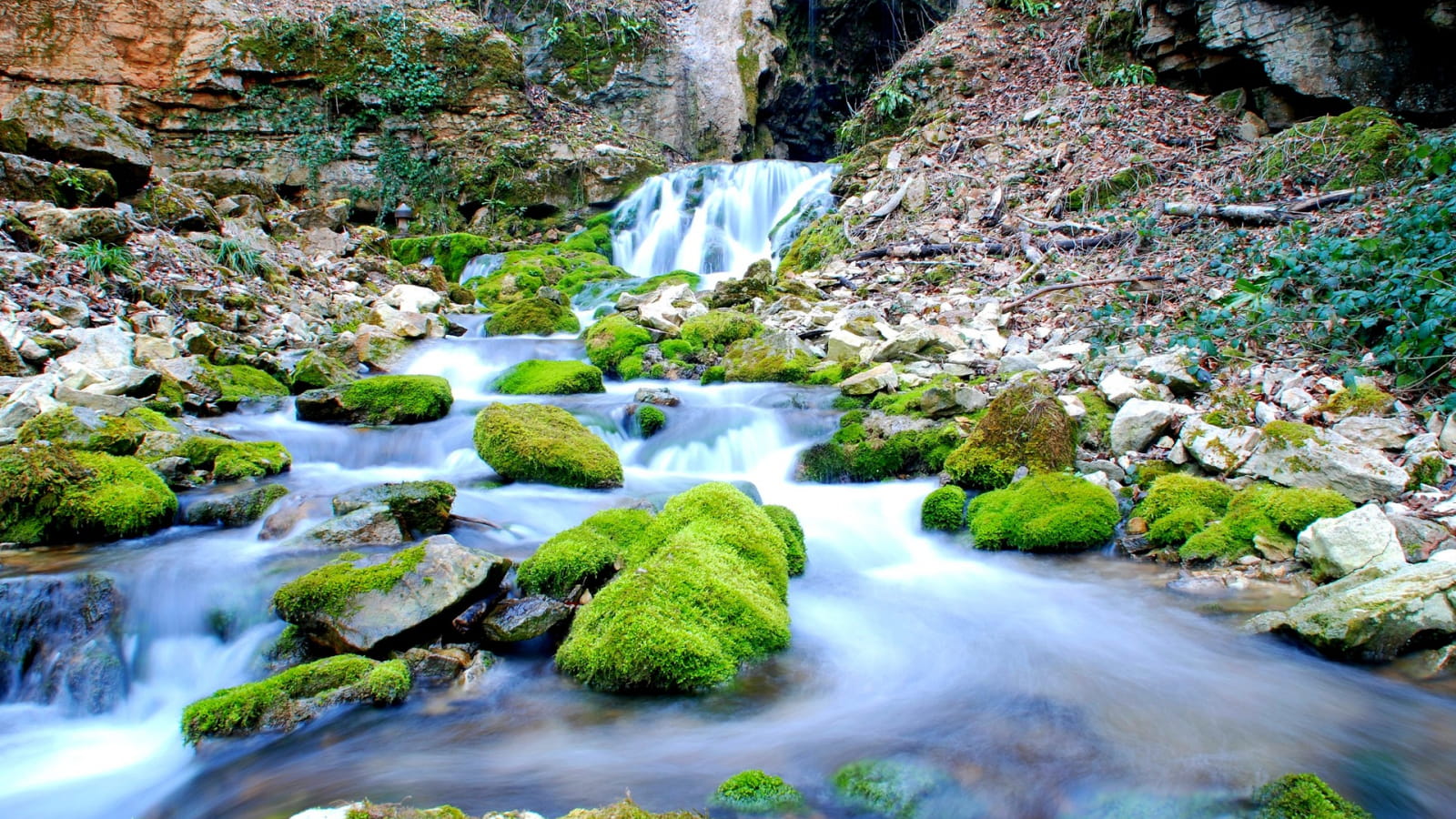 Grotte du Bel Affreux, avec source pétrifiante et cascade