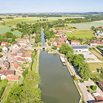 Aire de stationnement camping-cars - VANDENESSE-EN-AUXOIS